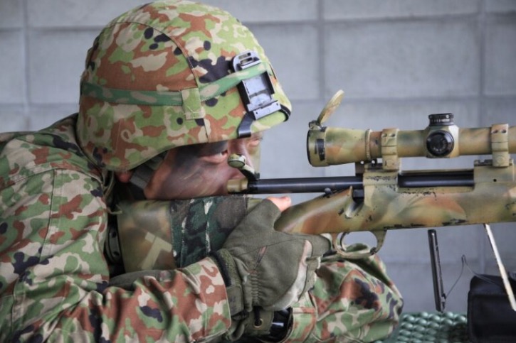 ストックに迷彩を施したM24SWSを構える狙撃手